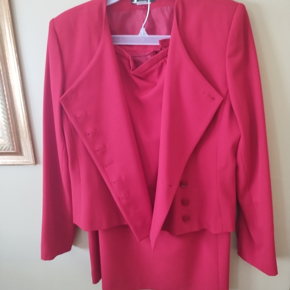 Harve Bernard suit,side button jacket size 10, skirt top zipper split at bottom. - Picture 3 of 6